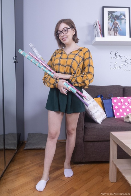 Молоденькая любительница Эбби показывает свои волосатые ягодицы и кустик в очках 1