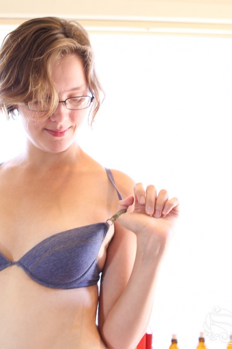 Любительская модель освобождает свою подстриженную киску и сочную попку от нижнего белья в очках 4