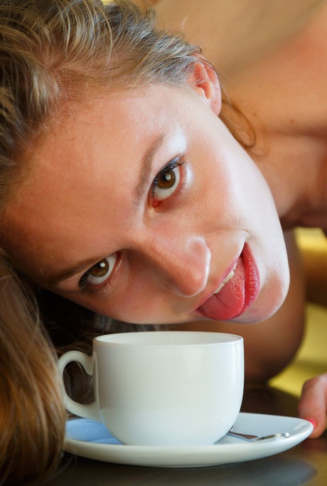 Красивая молоденькая Софи Шейн позирует обнаженной на столе за горячим напитком 15