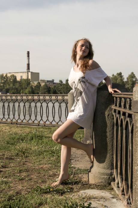 Едва достигшая совершеннолетия девушка Вега раздевается догола на перилах в общественном месте 2