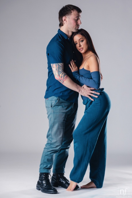 Блейк Блоссом и Ванна Бардо занимаются сексом втроем на диванчике для двоих 1