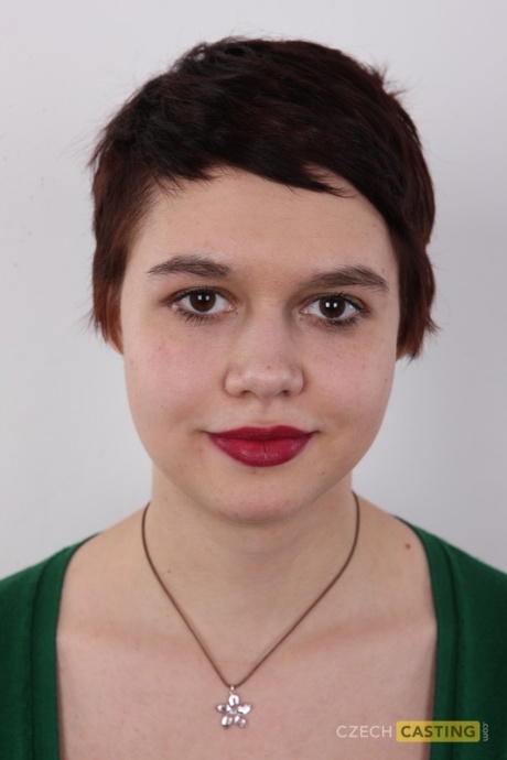 Пухленькая девушка с короткими волосами и красными губами впервые раздевается догола 1