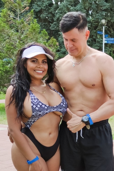 Пышная латиноамериканка Кеша Ортега кончает на свою большую попу после траха 3