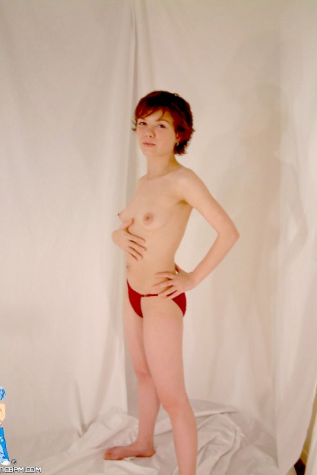 Молодая рыжеволосая Аполлина обнажает дерзкие сиськи, прежде чем уверенно позировать обнаженной 7