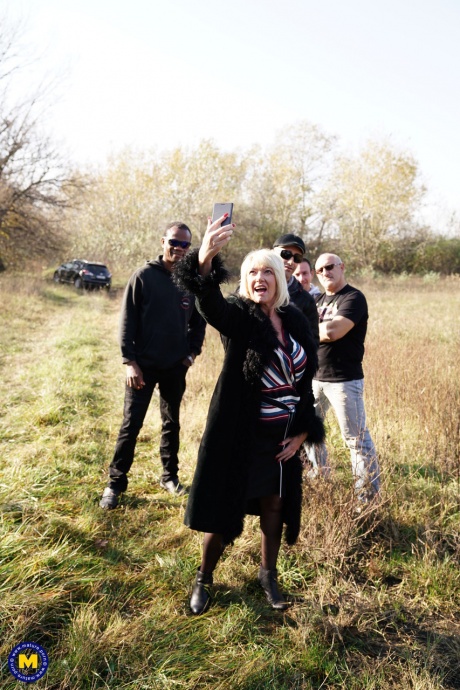 Зрелая блондинка съедает банан перед групповухой в сельской местности 2