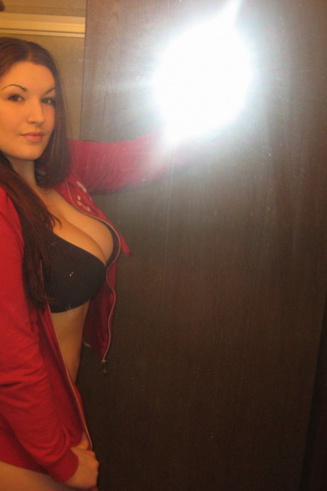 Девушка-одиночка показывает свои великолепные сиськи, делая селфи перед зеркалом в ванной 3