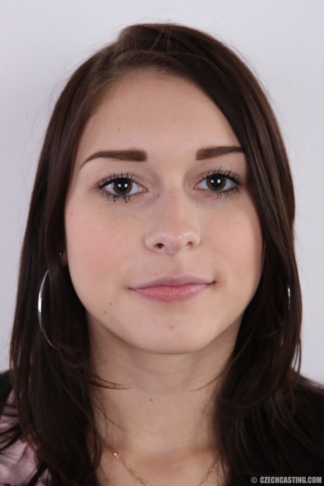 Молодая любительница Зузана снимает джинсы и трусики, чтобы предстать обнаженной перед камерой 1