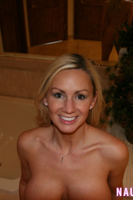 Непослушная блондинка-любительница Элли укладывает волосы перед сексом в ванной 6