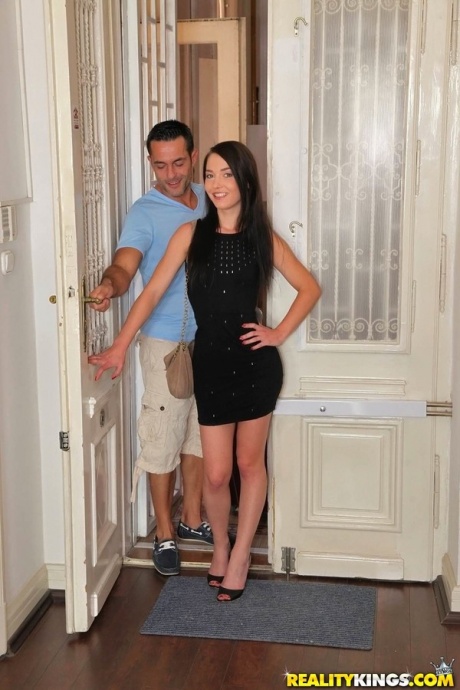 Любительская одетая модель с красивыми ножками трахает наездницу и ест сперму на каблуках 1