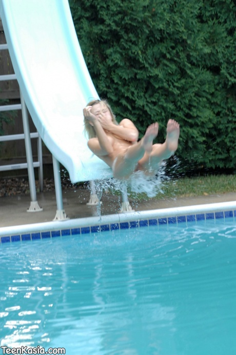 Молоденькая блондинка Кася снимает бикини перед тем, как нырнуть в воду обнаженной 10