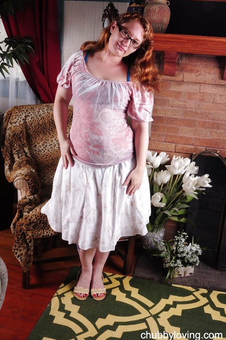 Зрелая красотка Майли показывает свое жирное тело, снимая нижнее белье 2