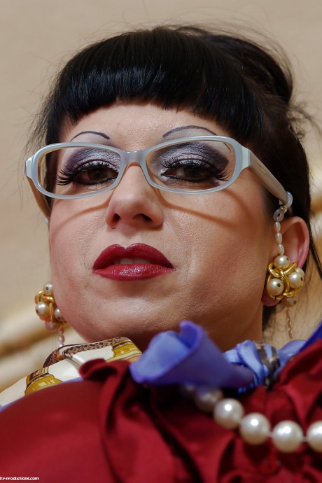 Похотливая зрелая учительница в очках обнажает свои сиськи и попку перед парнем 4