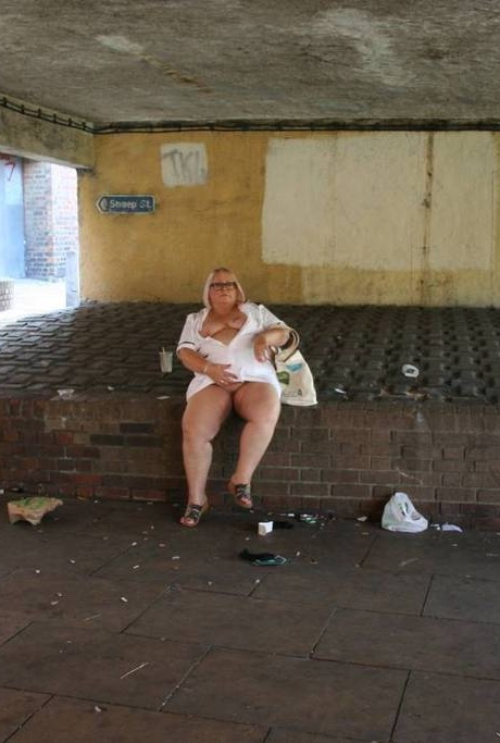 Толстая пожилая медсестра Лекси Каммингс обнажает себя, прогуливаясь по тротуару 13