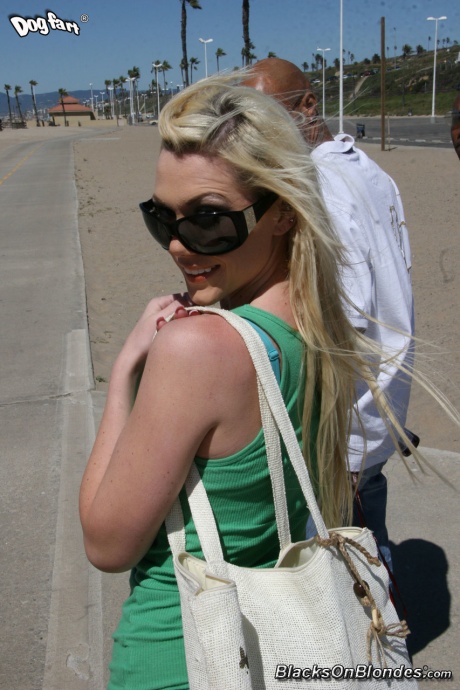 Белокурая цыпочка Саманта Син щеголяет языком, покрытым спермой, после траха с черными мужчинами 2