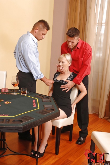 Зрелая Саманта Уайт делает минет двум парням, зависимым от БДСМ 2