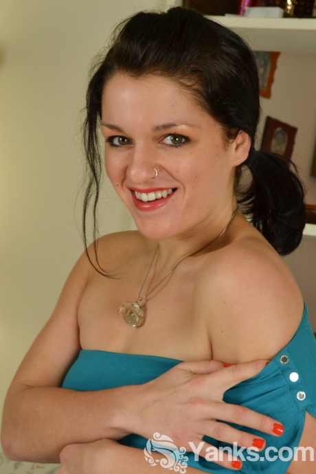 Брюнетка-любительница Леди Джейн засовывает ручку консервного ножа в свою задницу 1