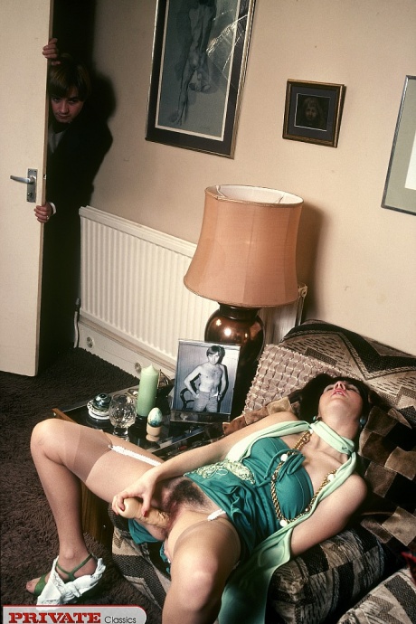 Горячая винтажная цыпочка с мохнатой пиздой наслаждается своими игрушками и твердым членом по максимуму 2