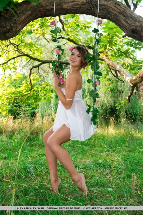 Русская красавица Лален А снимает со своего великолепного тела белое нижнее белье в саду 3
