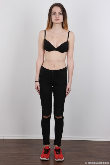 Маленькая сиськастая подражательница порнозвезды Доминика позирует обнаженной для своего интервью на кастинге 4
