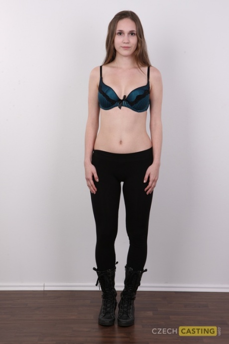 Девушка по соседству типа Клары снимает с себя одежду и ботинки, чтобы раздеться догола 4