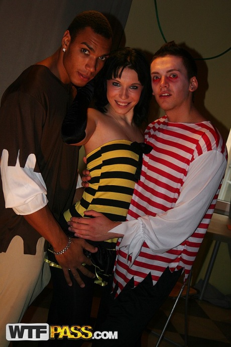 Темноволосая девушка Лина получает двойной трах во время групповухи 2