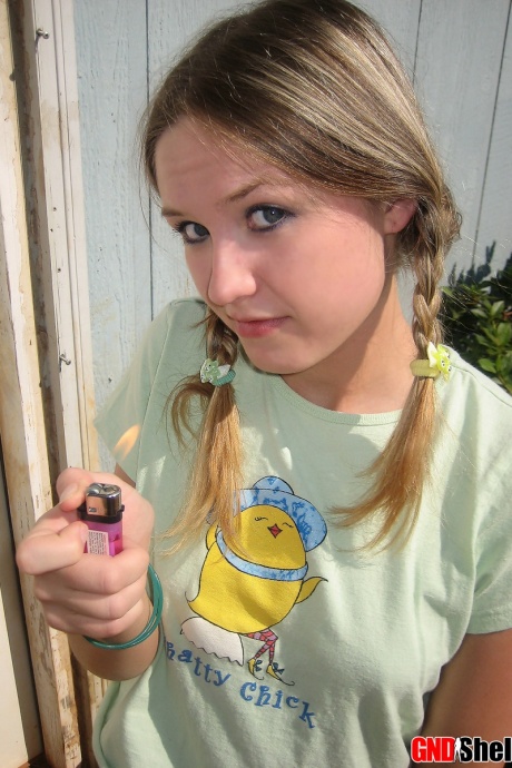 Молодая девушка курит сигарету, обнажая свои сиськи и киску 11