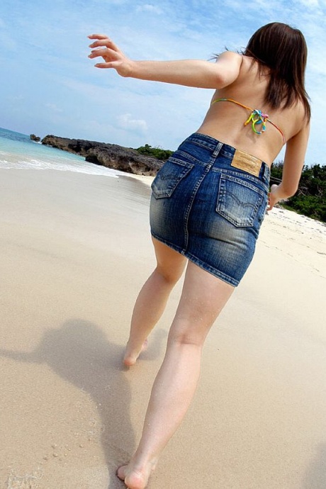 Японская молоденькая Чикахо Ито позирует обнаженной на пляже в бикини 4