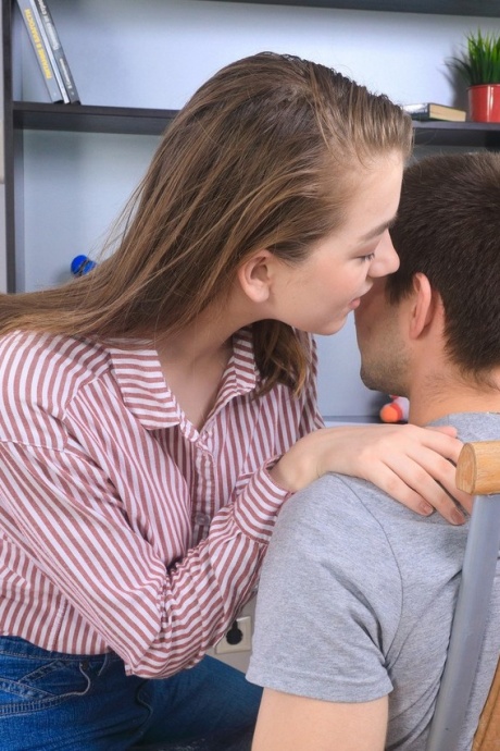 Молодо выглядящая девушка Элиза Торн наполнила свою киску и рот спермой 11