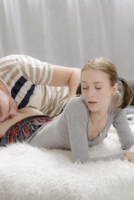 Молодая девушка Дуня Би кричит, когда ее парень проникает в ее девственную попку 2