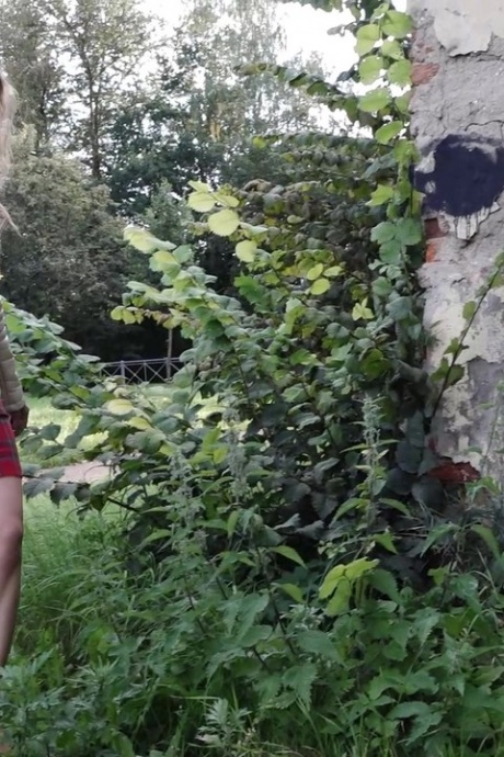 Коротко стриженная девушка Рита прячется за зданием, чтобы позарез помочиться 1