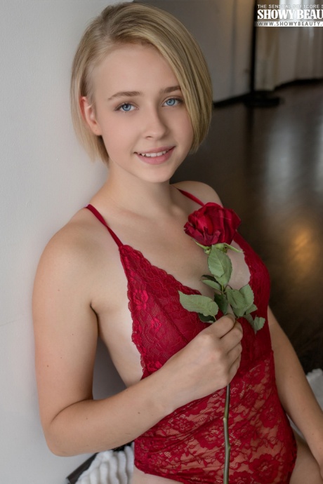 Сладкая молоденькая блондинка Камилла снимает красное нижнее белье, чтобы раздеться догола 2