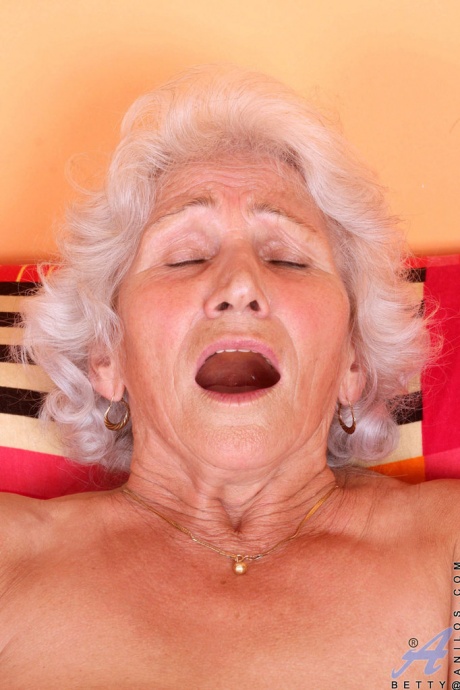 Толстая бабуля сосет свои пальчики после раздевания и мастурбации 14