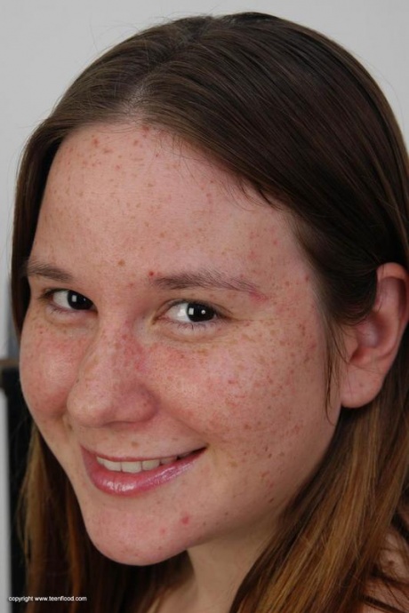 Пухленькая девушка с веснушками показывает небритые ямочки и киску на силовой скамье 1