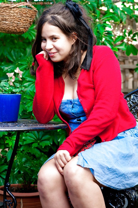 Молодая любительская девушка Никки С демонстрирует свои толстые булочки после раздевания на улице 1