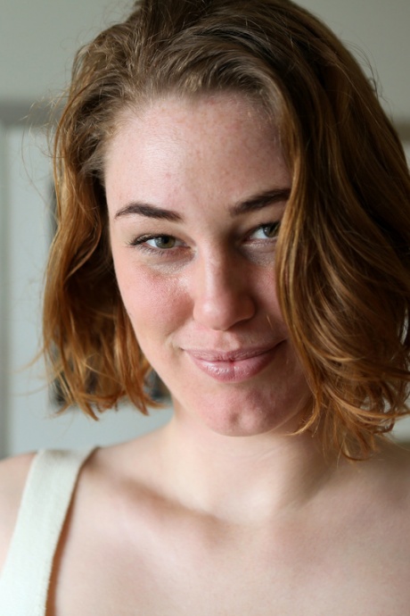 Австралийская домохозяйка Молли Брод гладит свою киску во время премьеры обнаженной модели 5