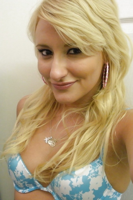 Подборка снимков, на которых блондинка Мэллори Рэй Мерфи делает селфи обнаженной 12