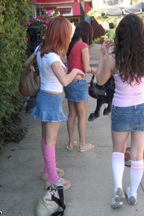 3 сестры демонстрируют свое нижнее белье под юбкой в общественных местах 12