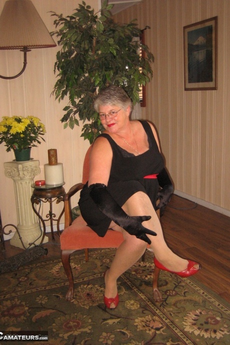 Старая жирная богиня с поясом ласкает отвисшие сиськи в черных бархатных перчатках и чулках 6
