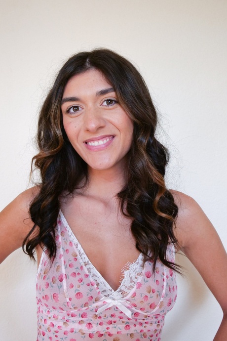 Брюнетка-новичок Обри Бэбкок моделирует бикини перед сексом от первого лица 1