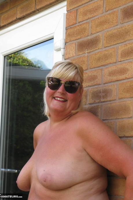 Толстая зрелая женщина Крисси Ук сосет член после своего дебюта обнаженной во дворе 8