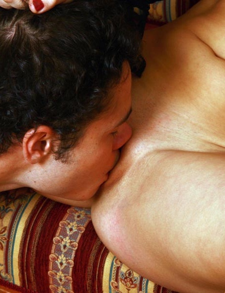 Доминирующая девушка сидит на лице своего покорного мужчины на каблуках 9