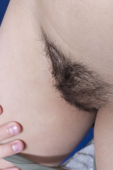 Молоденькая любительница кончает на свой кустик после секса с инструктором по йоге 7