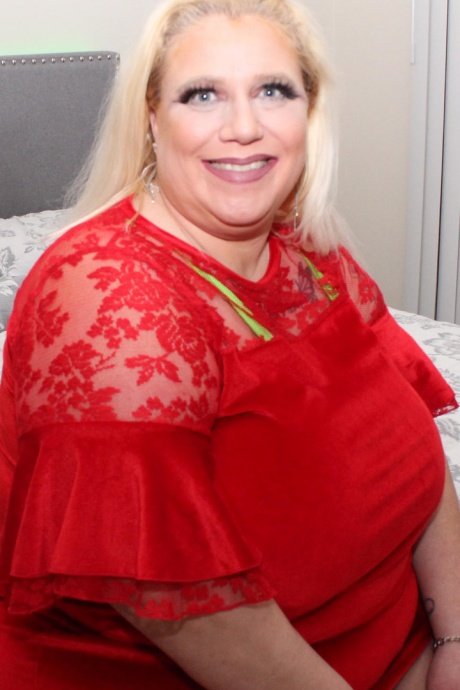 Толстая блондинка-любительница показывает свою огромную задницу на кровати в бикини v-образной формы 12