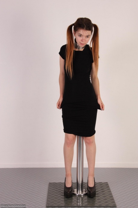 Молоденькая Лина Розелина в ошейнике насаживает свою киску на регулируемую подставку для фаллоимитатора 16