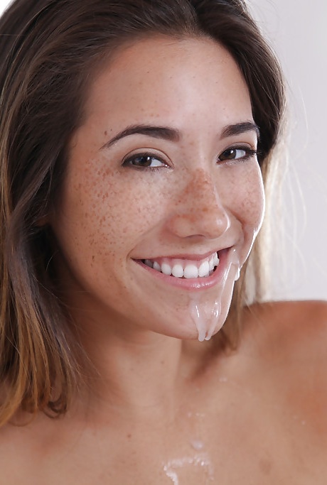 Симпатичная подросток Ева Ловия трахается раком с большим членом 16