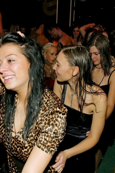 Цыпочки, собирающиеся на мокрую вечеринку, трахают других женщин и мужчин в свингерском клубе 5