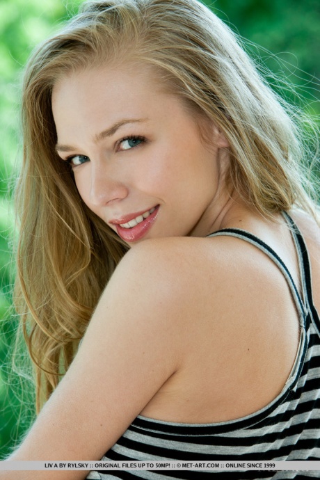 Молодая русская блондинка Лив А подчеркивает свою тугую попку, показывая свою киску 6