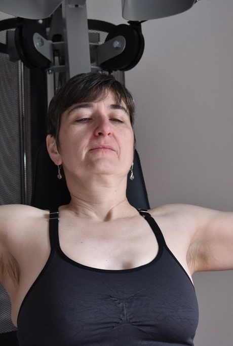 Подтянутая пожилая леди демонстрирует свои отвисшие сиськи во время тренировки в тренажерном зале 6