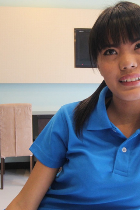 Азиатский любитель Нунсанг трахает секс-туристку во время секса без седла на кровати 1