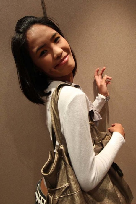 Миниатюрная азиатка показывает свою киску крупным планом и стоя голой 2